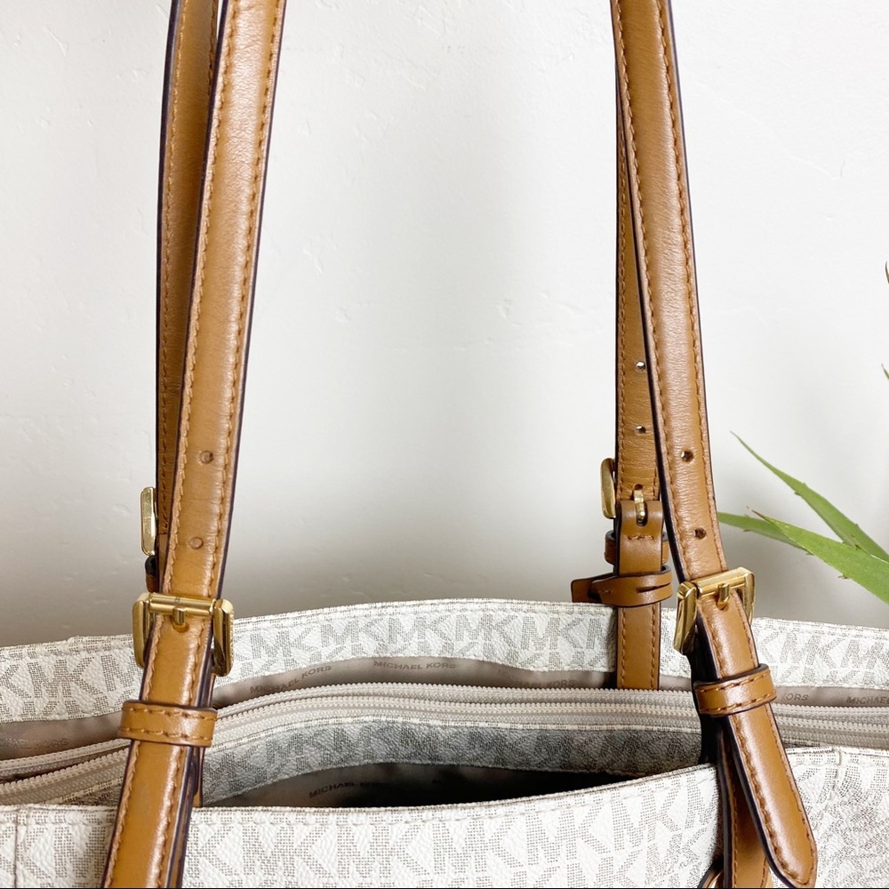 Michael Kors JET SET Vanilla Large Tote - Picture 8 of 14
